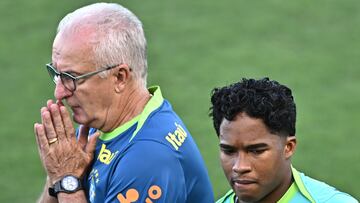 AME036. BRASILIA (BRASIL), 17/03/2025.- El seleccionador de Brasil, Dorival Junior (i), junto a Endrick, participan en un entrenamiento este lunes, en el estadio Walmir Campelo Bezerra (Bezerrão) en Brasilia (Brasil). Las selecciones de Brasil y Colombia se enfrentaran por la fecha 13 de las eliminatorias sudamericanas del Mundial 2026. EFE/ André Borges