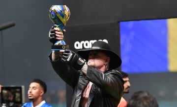 The Undertaker, con el trofeo.
