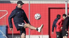 Chicharito se entrena a la espera de cerrar su salida