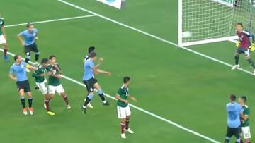 ¿Recado de Giménez a Simeone? Cabezazo letal para batir a Ochoa