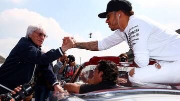 Ecclestone saludando a Hamilton.