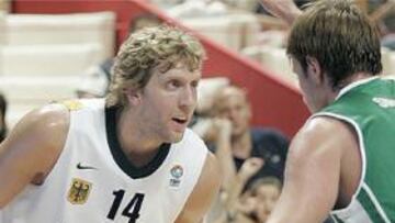 <b>ESTRELLA GERMANA.</b> Dirk Nowitzki asumió las riendas de su equipo en los últimos segundos para ganar el partido.