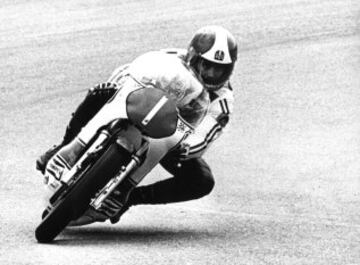 Junto con Hailwood es el piloto que más carreras ha ganado en una misma temporada, la de 1970 con 19 victorias repartidas en dos categorías (350cc y 500cc).