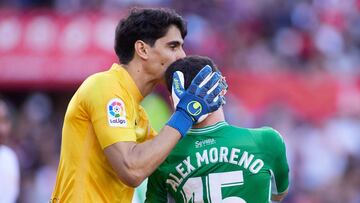 Bono besa a &Aacute;lex Moreno durante el Sevilla-Betis.
 