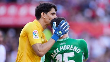 Bono besa a &Aacute;lex Moreno durante el Sevilla-Betis.
 