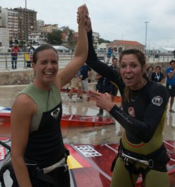La subcampeona del mundo de la clase RS:X femenino, la española Marina Alabau, celebra su resultado en la regata final celebrada hoy en el campo de La Duna, en el octavo día del Mundial de Vela Santander 2014, en la que ha obtenido la medalla de plata. 