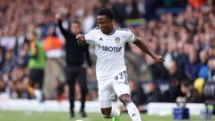 LEEDS, ENGLAND - OCTOBER 23: Luis Sinisterra of Leeds United runs with the ball during the Premier League match between Leeds United and Fulham FC at Elland Road on October 23, 2022 in Leeds, England. (Photo by George Wood/Getty Images)