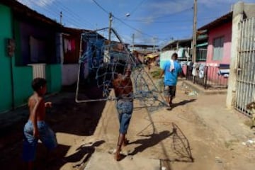 Varios niños juegan al fútbol en un barrio pobre de Olinda, a unos 18 km de Recife, en el noreste de Brasil, durante el Mundial de Brasil 2013 torneo de fútbol FIFA Confederaciones. El centro histórico de Olinda está catalogado como Patrimonio de la Humanidad por la UNESCO.