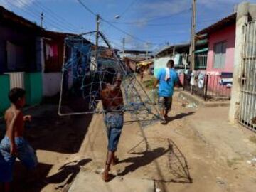 Varios niños juegan al fútbol en un barrio pobre de Olinda, a unos 18 km de Recife, en el noreste de Brasil, durante el Mundial de Brasil 2013 torneo de fútbol FIFA Confederaciones. El centro histórico de Olinda está catalogado como Patrimonio de la Humanidad por la UNESCO.