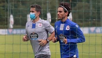 Somma, corriendo en Abegondo junto al recuperador del Deportivo.