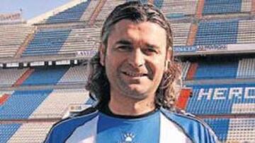 <b>CON ORGULLO. </b>Francisco Escudero 'Paquito' luce la camiseta del Hércules en el estadio José Rico Pérez. El alicantino es un emblema del herculanismo y es el elegido para salvar la nave.