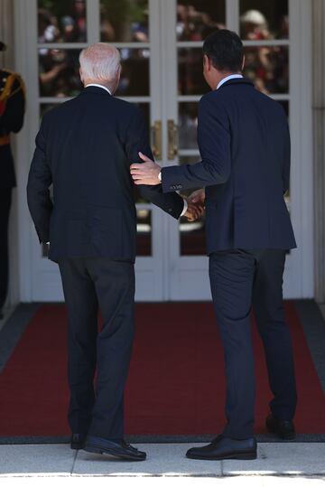 El presidente de los Estados Unidos, Joe Biden (i) y el presidente del Gobierno, Pedro Sánchez (d), a su llegada a una reunión en el Palacio de La Moncloa.