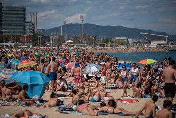 La playa Nova Icària llena esta tarde de sábado.