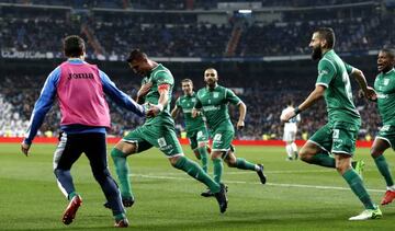 Gabriel Pires celebra con sus compañeros el gol que dio la victoria al Leganés frente al Real Madrid en la vuelta de cuartos en Copa del Rey.