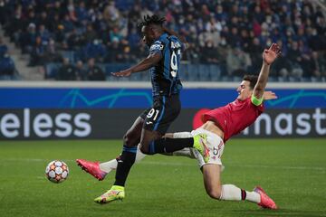 El delantero colombiano anotó un gol y realizó una asistencia en el empate 2-2 de Atalanta frente al Manchester United en Champions League.