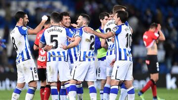 SAN SEBASTIAN, SPAIN - MARCH 13: Real Sociedad celebrate after the final whistle of the LaLiga Santander match between Real Sociedad and Deportivo Alaves at Reale Arena on March 13, 2022 in San Sebastian, Spain. (Photo by Juan Manuel Serrano Arce/Getty Im