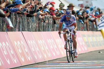 El corredor francés Thibaut Pinot del equipo FDJ, a su llegada a línea de meta en la decimonovena etapa de 191 kilómetros, entre San Candido y Piancavallo del Giro de Italia