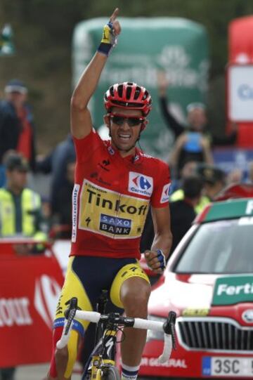 El ciclista español del equipo Tinkoff Saxo y líder de la clasificación general, Alberto Contador, celebra su victoria en la decimosexta etapa de la Vuelta a España 2014, con salida en San Martín del Rey Aurelio y llegada al Alto de La Farrapona-Lagos de Somiedo, con un recorrido de 160,5 kilómetros. 