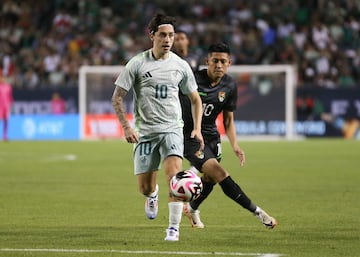 Chicago (United States), 01/06/2024.- Mexico forward Jordan Carrillo (L) battles Bolivia midfielder Ramiro Vaca (R) for control of a ball during the second half of the friendly soccer match between the national teams of Mexico and Bolivia at Soldier Field, in Chicago, Illinois, USA, 31 May 2024. (Futbol, Amistoso, Jordania) EFE/EPA/TRENT SPRAGUE
