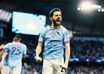 Bernardo Silva tiene prácticamente decidido abandonar el Manchester City este verano y mantiene la opción del Barça como número uno, según informó este viernes Catalunya Ràdio. El portugués, que este verano cumplirá 30 años, firmó en su última renovación con el Manchester City una cláusula de escape de 50 millones de euros que podría ser asequible para los azulgrana si hacen algún traspaso importante en verano.