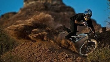 El piloto de MTB se despide de YT Industries con un post en Instagram en el que se le ve derrapando con su bici en la tierra.