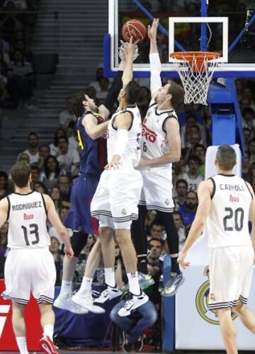 Ante Tomic con con Gustavo Ayón y Nocioni.
