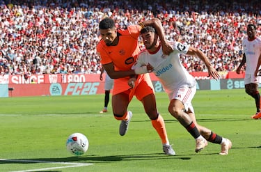Isaac Romero cae en el área tras una disputa de balón con Araujo en la que el jugador del Sevilla termina por el suelo al trastabillar el defensor azulgrana la pierna de apoyo del ariete. Le llama Carlos del Cerro Grande al colegiado, quien dictamina que hay contacto para señalar pena máxima para los locales.