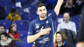 Jaime Fern&aacute;ndez saluda a la afici&oacute;n del Estudiantes. 