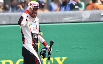 El piloto espa?ol Fernando Alonso celebra la victoria.