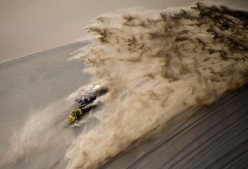 Big Shock Racing's Jan Brabec of Czech Republic falls for the second time during the Stage 9 of the Dakar 2019 in and around Pisco, Peru, on January 16, 2019. (Photo by FRANCK FIFE / AFP)