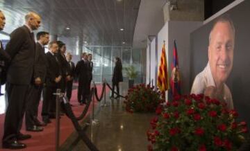 Sentido homenaje a Johan Cruyff en el Camp Nou. En la imagen la delegación del Real Madrid encabezada por Florentino Pérez.