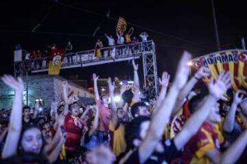 Fanáticos del equipo Galatasaray celebran, la Superliga de Campeones de Turquía, en Estambul (Turquía). El Galatasaray logró su vigésimo título de campeón de la Liga turca, tras el empate (2-2) cosechado hoy por el Fenerbahce, segundo clasificado, en su visita al campo del Istanbul Basaksehir. 