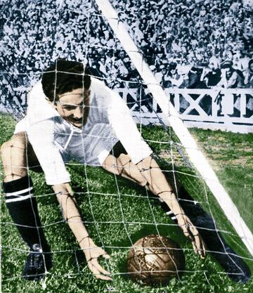 Milit車 en el Real Madrid entre 1939 y 1951. Termin車 su carrera en el Real Betis en la 54-55.