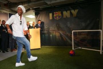 Ronaldinho se encargó de inaugurar el evento con este simbólico gol.
