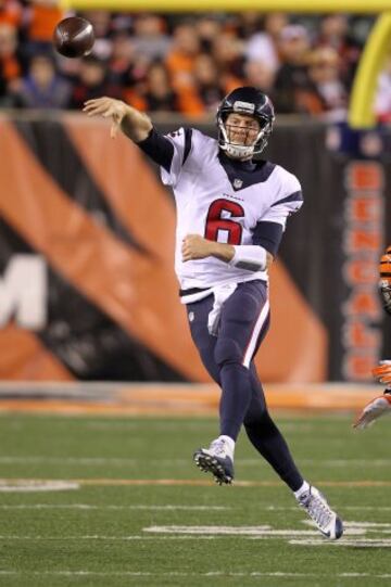 A finales del tercer cuarto, Brian Hoyer se vio obligado a dejar el partido por una contusi¨®n, siendo sustituido por T.J. Yates. Hoyer logr¨® 123 yardas de pase con una intercepci¨®n, mientras Yates fue vital 69 yardas y el ¨²nico touchdown del partido.