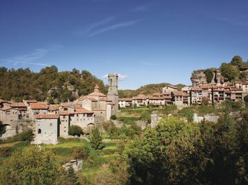 Rupit es un encantador pueblo medieval enclavado teatralmente en un entorno natural espectacular, dentro del municipio de Rupit i Pruit. La piedra de las casas, las calles, las plazas y los puentes de la población parecen dialogar con la roca de los riscos y los bosques del Collsacabra que le sirven de contexto. Pasear y descubrir sus rincones es como viajar en el tiempo cuatro o cinco siglos al pasado, en un trayecto que permite encontrar la esencia de la tradición local.
