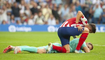 Oblak recibe un tremendo golpe en la jugada del segundo gol, que lo deja aturdido.