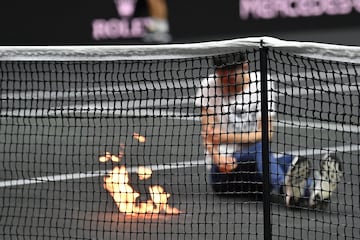 Durante el partido entre Tsitsipas y Schwartzman, un activista saltó a la pista del O2 y se prendió fuego para protestar por el uso de vuelos privados del Reino Unido.