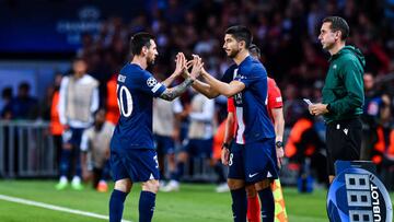 Messi saluda a Carlos Soler durante un cambio en el partido PSG-Juventus.