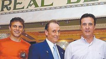 Lopera, Benjamín y Joaquín posan con De La Morena y Pepe Domingo Castaño