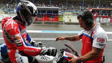 Scott Redding llegando al garaje de su equipo, el Octo Pramac, durante el FP3 de MotoGP en Assen.