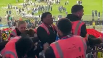 Los stewards, a empujones con los miembros de seguridad del Real Madrid. CADENA SER.