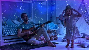 Lleva el espacio a tu casa con este proyector nocturno de estrellas