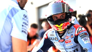 Marc Márquez se prépare à quitter le garage Gresini lors du GP MotoGP d'Aragon.