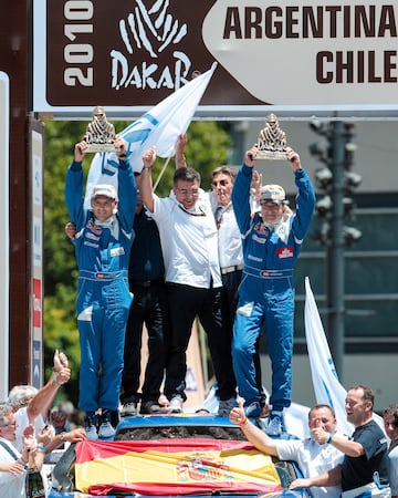 Carlos Sainz y Lucas Cruz levantan su primer Touareg tras haber ganado el Dakar con Volkswagen. 