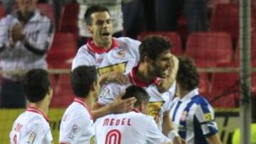 El Sevilla se impuso al Espanyol en jugadas a bal&oacute;n parado, como el 1-0 de Fazio que celebran los sevillistas en esta imagen.