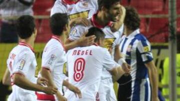 El Sevilla se impuso al Espanyol en jugadas a balón parado, como el 1-0 de Fazio que celebran los sevillistas en esta imagen.