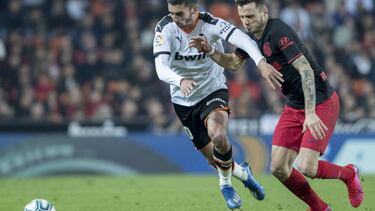 Ferran desborda a Saúl.