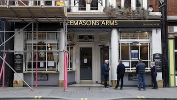 La fachada principal del Freemasons Arms, el pub londinense donde se fund&oacute; la FA y se redact&oacute; el primer reglamento.