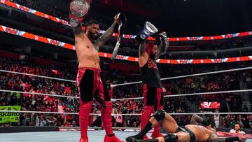 The Usos, tras noquear a RKBro&#039;s en Raw.